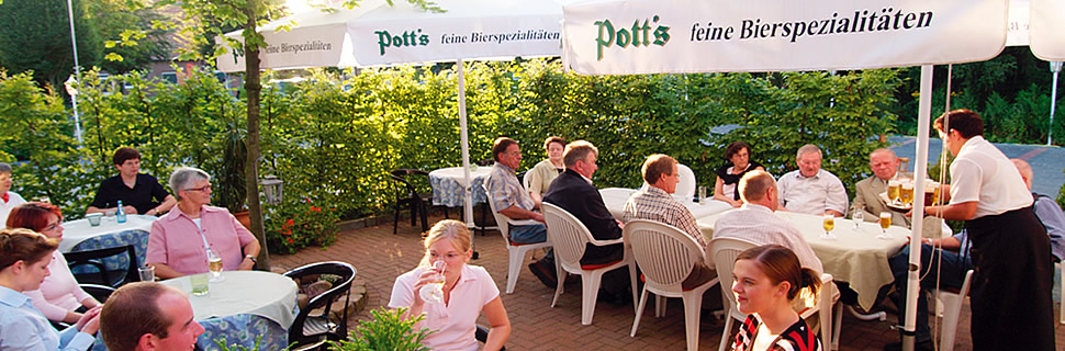 Auf der Sommerterrasse das Wetter genießen.